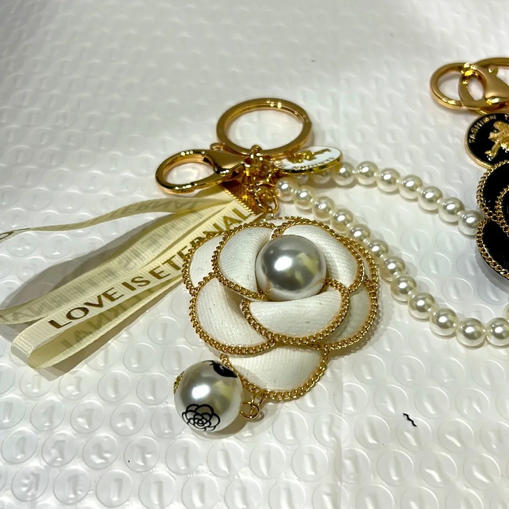 NWT Flower Pearl Elegant Keychain or Handbag Charm no matter how you wear it 🔥 - Picture 13 of 14